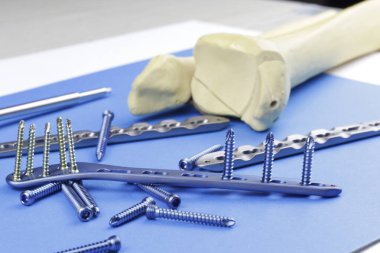 Kemik kırıklarına karşı osteosentez için cerrahi plaka