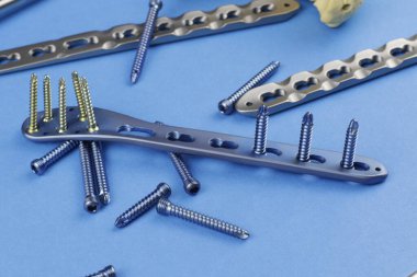 Kemik kırıklarına karşı osteosentez için cerrahi plaka