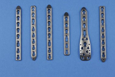 Kemik kırıklarına karşı osteosentez için cerrahi plakalar