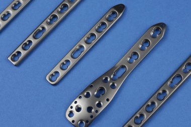 Kemik kırıklarına karşı osteosentez için cerrahi plakalar