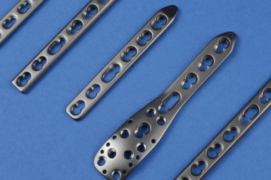 Kemik kırıklarına karşı osteosentez için cerrahi plakalar