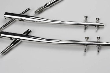 Kemik kırıklarına karşı osteosentez için cerrahi plakalar