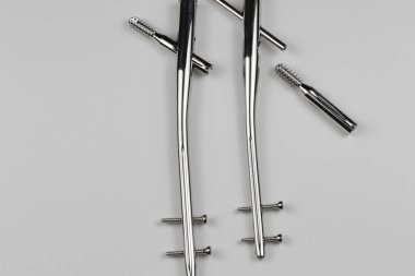 Kemik kırıklarına karşı osteosentez için cerrahi plakalar