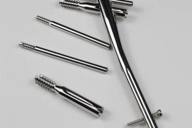 Kemik kırıklarına karşı osteosentez için cerrahi plakalar