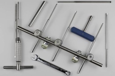 Kemik kırıklarına karşı osteosentez için cerrahi plakalar