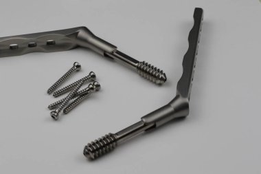 Kemik kırıklarına karşı osteosentez için cerrahi plakalar