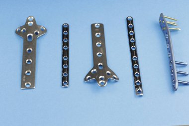 Kemik kırıklarına karşı osteosentez için cerrahi plakalar