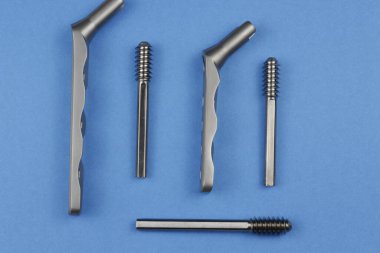 Kemik kırıklarına karşı osteosentez için cerrahi plakalar