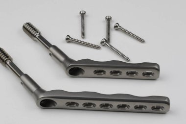 Kemik kırıklarına karşı osteosentez için cerrahi plakalar