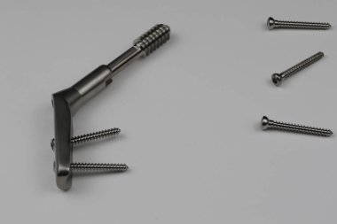 Kemik kırıklarının tedavisinde kullanılan cerrahi aletler.