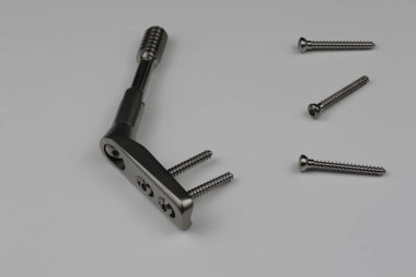 Kemik kırıklarının tedavisinde kullanılan cerrahi aletler.