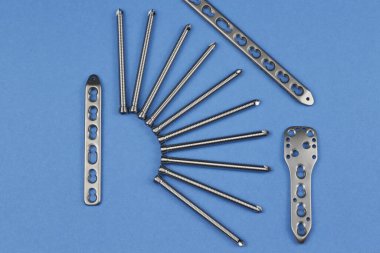 Kemik kırıklarının tedavisinde kullanılan cerrahi aletler.