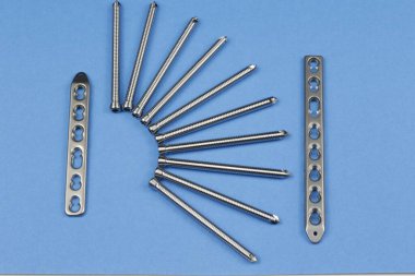 Kemik kırıklarının tedavisinde kullanılan cerrahi aletler.