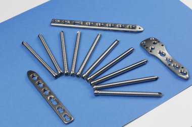 Kemik kırıklarının tedavisinde kullanılan cerrahi aletler.