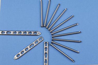 Kemik kırıklarının tedavisi için cerrahi aletler.