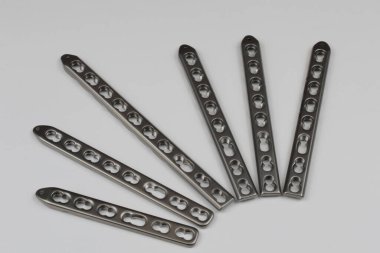 Kemik kırıklarının tedavisi için cerrahi aletler.