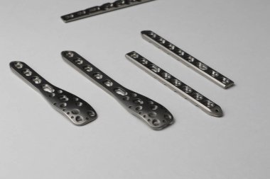 Kemik kırıklarına karşı osteosentez için cerrahi plakalar