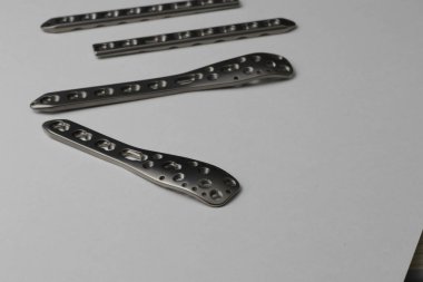 Kemik kırıklarına karşı osteosentez için cerrahi plakalar