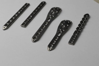 Kemik kırıklarına karşı osteosentez için cerrahi plakalar