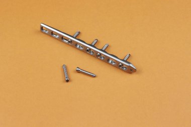 Kemik kırıklarına karşı osteosentez için cerrahi plakalar