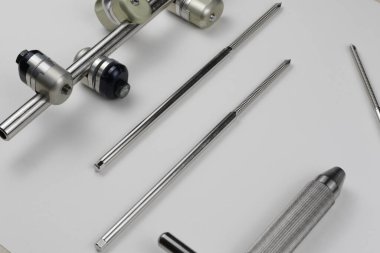 Kemik kırıklarına karşı osteosentez için cerrahi plakalar