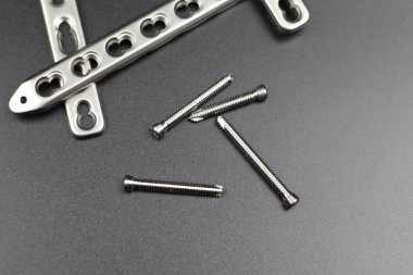 Kemik kırıklarına karşı osteosentez için cerrahi plakalar