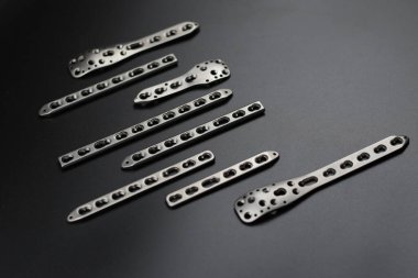 Kemik kırılması durumunda osteosentez için cerrahi plakalar