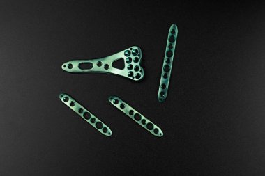 Kemik kırıklarına karşı osteosentez için cerrahi aletler.