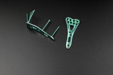 Kemik kırıklarına karşı osteosentez için cerrahi aletler.
