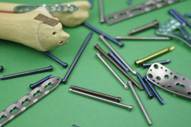 Ameliyat odasındaki kemik kırıklarına karşı osteosentez için cerrahi aletler.