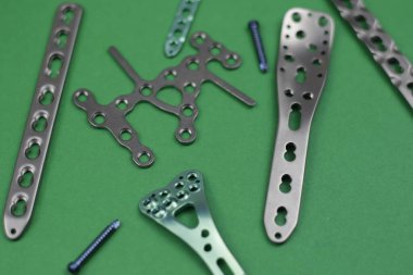 Ameliyat odasındaki kemik kırıklarına karşı osteosentez için cerrahi aletler.