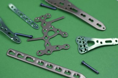 Ameliyat odasındaki kemik kırıklarına karşı osteosentez için cerrahi aletler.