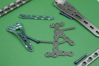 Ameliyat odasındaki kemik kırıklarına karşı osteosentez için cerrahi aletler.