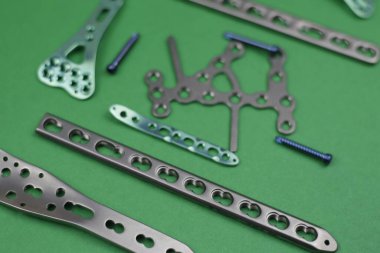 Ameliyat odasındaki kemik kırıklarına karşı osteosentez için cerrahi aletler.