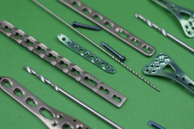 Ameliyat odasındaki kemik kırıklarına karşı osteosentez için cerrahi aletler.