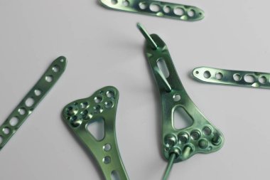 Ameliyat odasındaki kemik kırıklarına karşı osteosentez için cerrahi aletler.