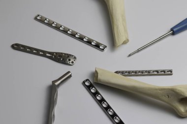 Ameliyat odasındaki kemik kırıklarına karşı osteosentez için cerrahi aletler.