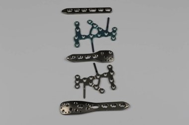 Cerrahi plaka LCP ve travmatolojide kemik kırıkları için vidalar.