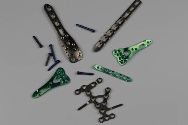 Cerrahi plaka LCP ve travmatolojide kemik kırıkları için vidalar.