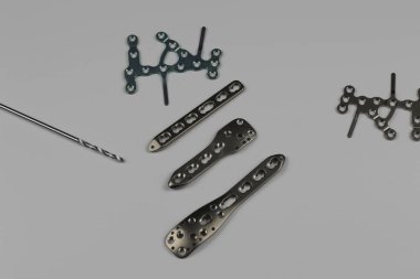 Cerrahi plaka LCP ve travmatolojide kemik kırıkları için vidalar.