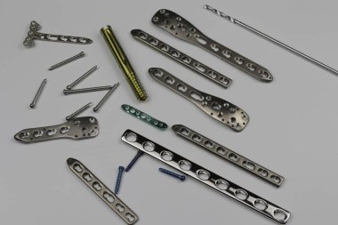 Kemik kırıklarına karşı osteosentez için cerrahi plaka