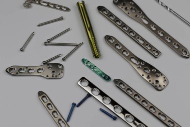 Kemik kırıklarına karşı osteosentez için cerrahi plaka