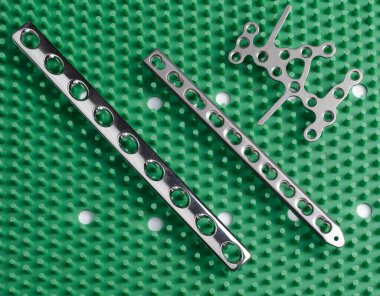 Kemik kırıklarına karşı osteosentez için cerrahi plaka