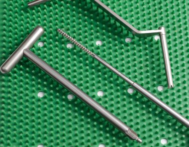 Kemik kırıklarına karşı osteosentez için cerrahi plaka