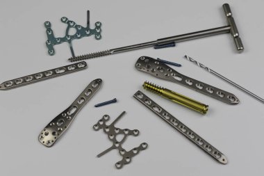 Kemik kırıklarına karşı osteosentez için cerrahi plaka