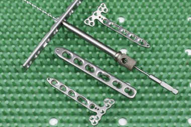 Kemik kırıklarının tedavisi için cerrahi aletler.