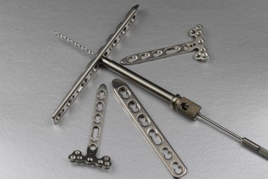 Kemik kırıklarının tedavisi için cerrahi aletler.