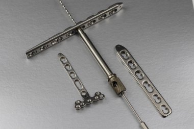 Kemik kırıklarının tedavisi için cerrahi aletler.