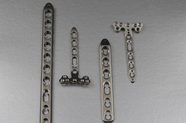 Kemik kırıklarının tedavisi için cerrahi aletler.