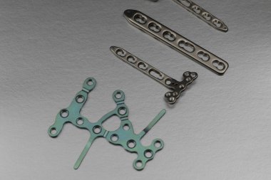 Kemik kırıklarının tedavisi için cerrahi aletler.